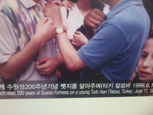 ‘뺏지’는 ‘배지(badge)’로 바루어야 한다.