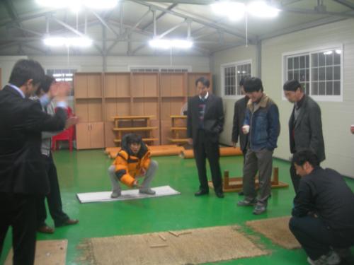 우리 학교 남친회 윷놀이 모습. 윷을 일정거리 떨어진 곳에서 던져야 한다.