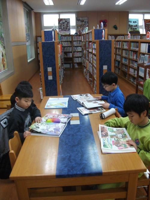 토요휴무일 학교에 나와 책을 읽고 독서후 활동을 하는 아이들