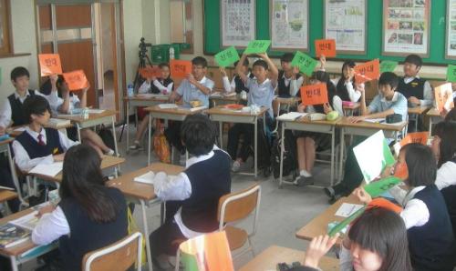 우리학교 도덕과 토론수업의 한 장면. 책걸상 배치가 ㄷ자다.