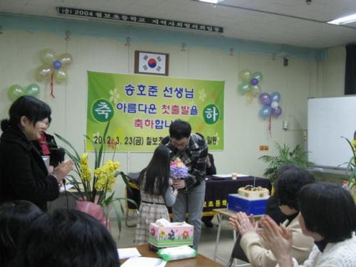 꽃다발을 전달하는 3-3반 학생과 담임교사 송호준