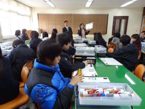 우리 학교 교무혁신부장이 학급별 담당학생을 모아 놓고 사용방법 등을 사전교육 하고 있다.