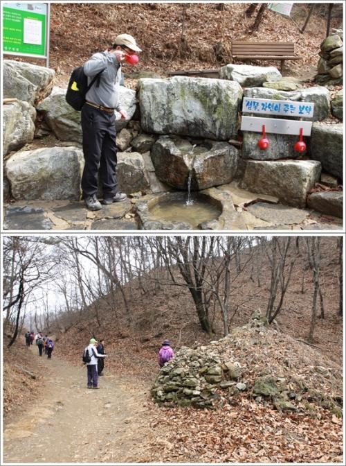 ▲ 상봉재의 옹달샘과 성황당