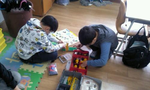 기계과학 탐구에 몰두인 아이들
