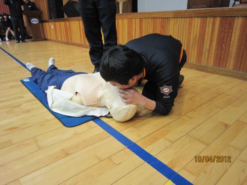 인공호흡 시범모습