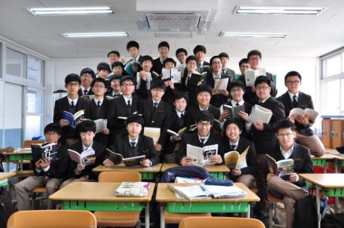 2012년 4월 12일. 충남 서산 서령고등학교 1학년 9반 학생들이 아침 자투리시간을 이용해 아침독서를 실시하고 있다.