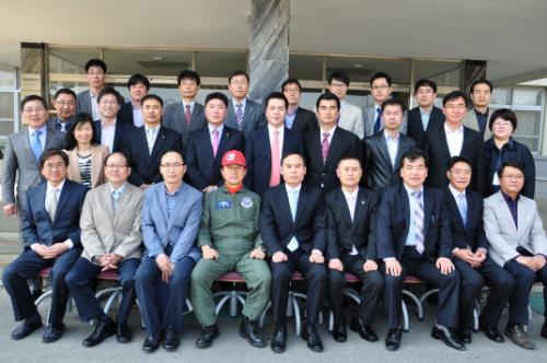 2012년 4월 18일 충남 서산 서령고에서 실시한 '제1회 직업인과의 만남' 프로그램에 참가한 학부모 강사분들이 강의가 끝난 후 기념촬영을 하고 있다.