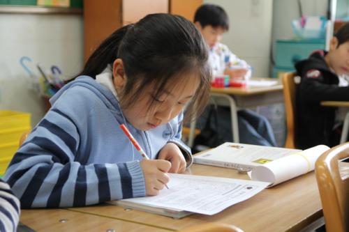 5~6학년 방송 소감문을 쓰는 모습