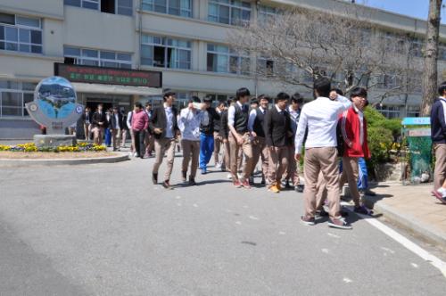 2012년 4월 26일. 충남 서산 서령고 학생들이 재난대응 안전훈련을 실시하고 있다.