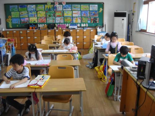 미술대회에 참가하여 열심인 학생들