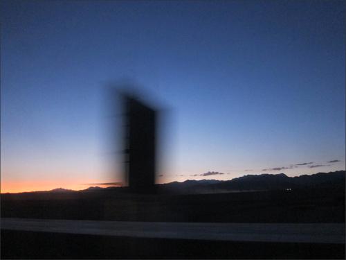 서쪽으로, 노을의 끝자락을 붙잡고...