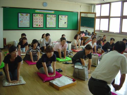 큰절하는 법을 실습하시는 어머님들
