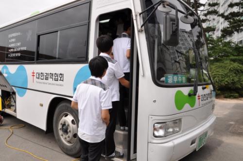 6월 28일, 결핵검진을 받기 위해 이동버스에 오르는 충남 서산 서령고 학생들.