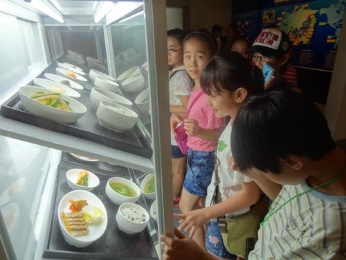 농업과학관에 전시된 한국전통 음식을 둘러보고 있다.