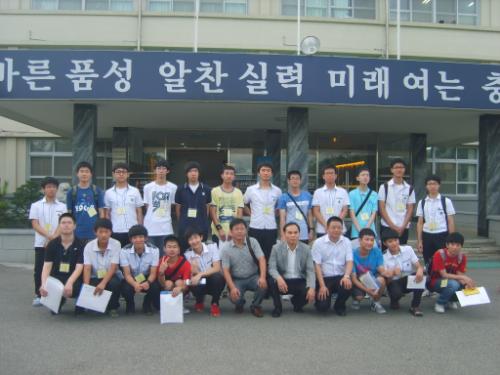 2012년 7월 23일 중국 합비 1중 선생님과 학생들이 서령고를 방문, 기념촬영을 하고 있다.