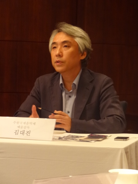 기자간담회에서 김대진 지휘자가 음악제를 설명하고 있다