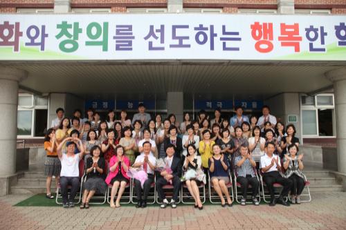 단체 기념사진은 교직원, 운영위원, 학부모회 임원이 함께 했다.
