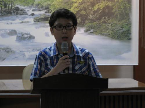 선거 공약을 발표하는 전교 회장 후보 홍근재