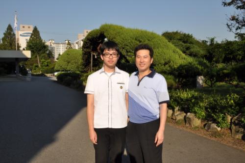 충남 서산 서령고 조창연 군(사진 왼쪽)이 제21회 원자력공모전에서 대상을 수상한 후, 지도교사인 김동수 선생님과 함께 기념촬영을 하고 있다.