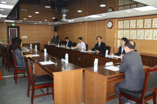 2012 수원교육지원청 자살예방위기관리위원회 협의회 장면. 김국회 교육장이 위원장이다.