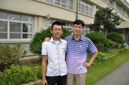 '청소년 창의기술인재 아카데미 참가 수기 경진대회'에서 영예의 대상을 수상한 황상익 군이 황문신(1학년부장) 선생님과 나란히 포즈를 취하고 있다.