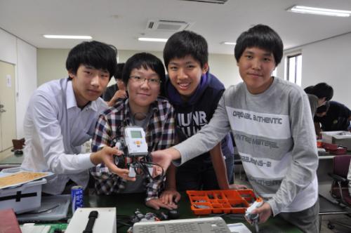 2012년 9월 22일(토). 충남 서산 서령고 학생들이 자신의 미래 직업을 알아보기 위해 호서대학교에서 실시하는 진로체험프로그램에 참여, 로봇을 만들어보이고 있다.