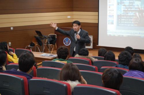 고려대에서 취업 준비생 대상으로 강의 중인 이희선 본부장