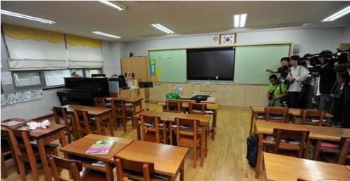 고교 중퇴 정신질환자가 난입한 강남의 모 사립초등학교 교실