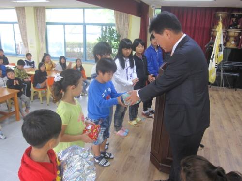 전교생에게 선물을 나눠주는 모습입니다.
