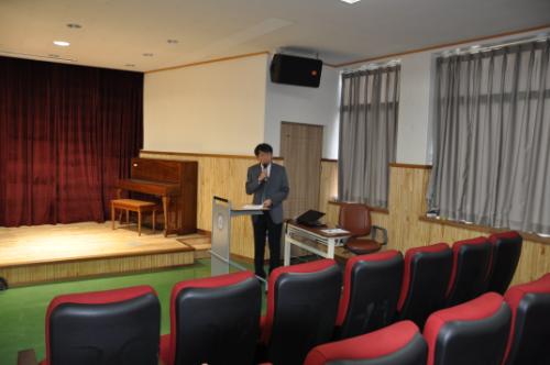 신현욱 연구부장이 11월에 있을 교원평가에 대해 설명하고 있다.