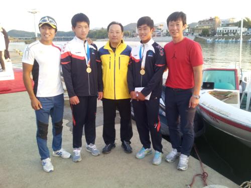 제93회 전국체육대회에서 금메달을 딴 충남 서산 서령고 카누부원들이 기념촬영을 하고 있다.