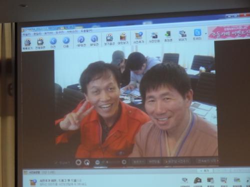 룸메이트 이영관과 김형호 시민기자. 사진으로 동영상만들기 피사체가 되었다.
