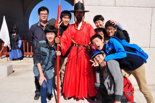10월 18일(목) 충남 서산 서령고 1학년 학생들이 경복궁 체험 중, 수문장과 함께 기념촬영을 하고 있다.