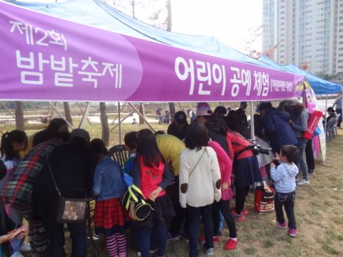 어린이 공예체험이 인기가 많았다.