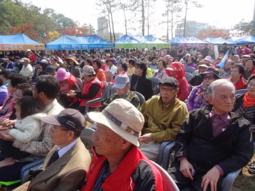 이제 율천 밤밭 축제는 지역행사로 자리를 잡았다. 남녀노소가 함께 어룰린다.