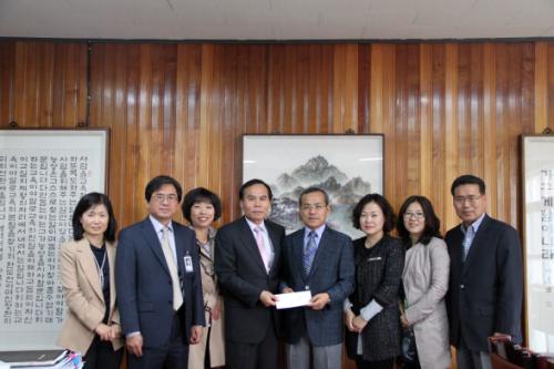 2012년 10월 24일 (주)삼성토탈 김병주 상무가 충남 서산 서령고를 찾아 김동민 교장선생님께 장학금을 전달하고 있다. (사진설명 : 왼쪽 네 번째부터 김동민 서령고 교장과 (주)삼성토탈 김병주 상무)