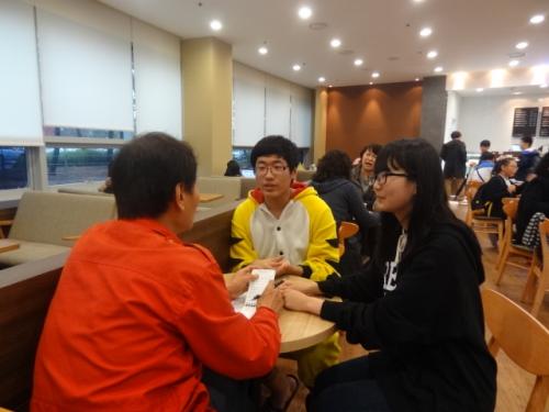 샤르망의 회원 최정민, 유호종 학생이 필자와 인터뷰를 하고 있다.