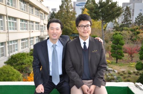 충남 서산 서령고 김성식 군이 '충1효 전국학생백일장대회'에서 대상을 수상한 후 지도교사와 함께 기념촬영을 하고 있다.(사진 오른쪽)