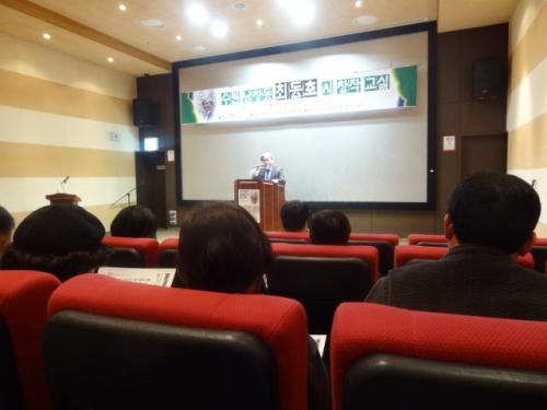 최동호 시인이 시 창작교실 제1강 테이프를 끊었다. 최 시인의 특강 모습