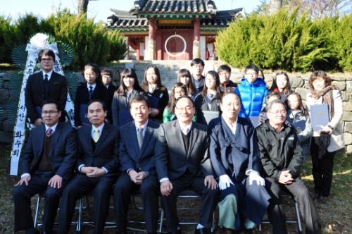 수상한 학생과 지도교사 및 관계자분들이 시상식이 끝난 뒤 기념촬영을 하고 있다.