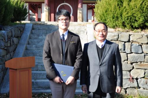 이번 대회에서 대상을 수상한 충남 서산 서령고 김성식 군이 상장을 수상한 뒤 기념촬영을 하고 있다.