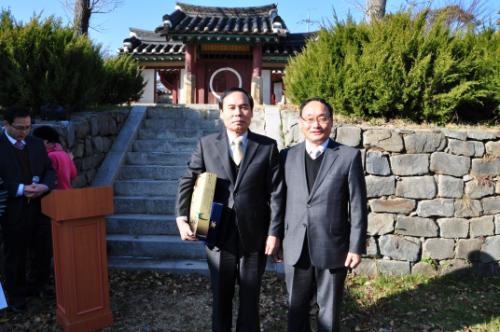 이번에 공로패를 수상한 충남 서산 서령고 김동민 교장선생님.