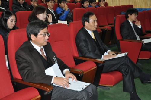 동아리활동 발표대회에서 심사를 하고 계신 교장, 교감선생님.