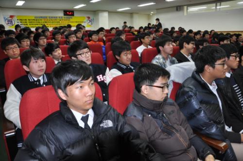 객석을 가득 메운 학생과 선생님들.