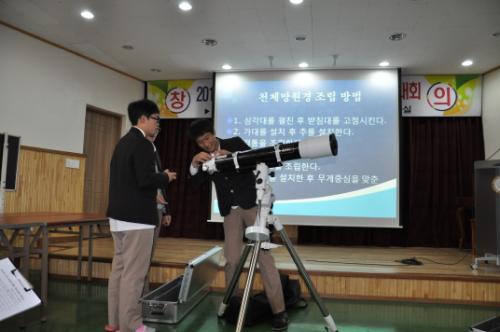 11월 26일 동아리활동 발표 대회에서 제우스팀원들이 천체망원경 조립법을 시연해보이고 있다.