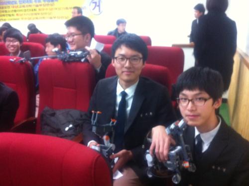 CSL(computer science love 지도교사 이은경)회원들이 자신이 직접 조립한 로봇을 선보이고 있다.