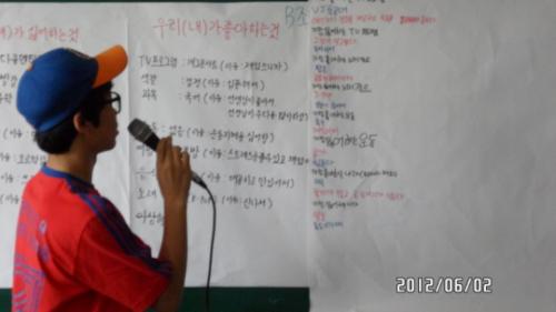 진로캠프에서 한 학생이 발표하는 모습(6.2)