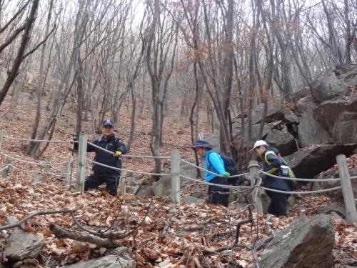 지난 일요일 교장들의 수리산 산행 모습. 맨 앞에 있는 분이 추도식 사례를 소개한 채찬석 교장이다.
