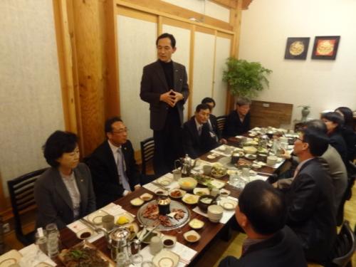지난 달 수원 관내 혁신학교 교장들이 수원시의회 의장과 문화복지교육위원장과 함께 모임을 가졌다. 창용중 백승철 교장이 인사말을 하고 있다.