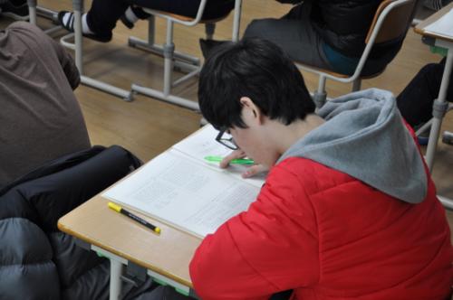 2012년 12월 18일. 충남 서산 서령고에서 예비 고1 학생이 2교시 영어 고입선발고사를 치르고 있다.